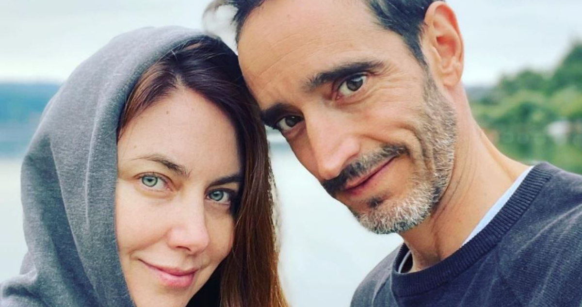 La actriz Mónica Godoy y Nicolás Saavedra sonriendo juntos.