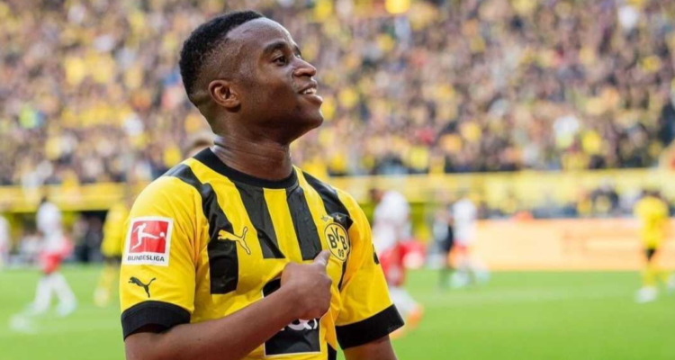 Moukoko levanta la sospechas del Borussia Dortmund entorno a la edad del delantero camerunés.