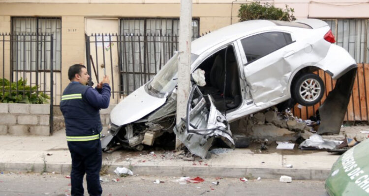 Muere uno de los jóvenes apuñalados tras chocar contra poste: habrían robado automóvil a colombianos