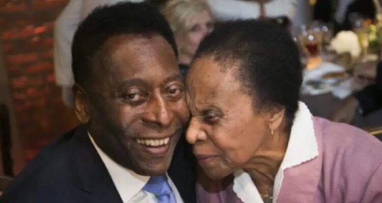 La madre de Pelé, doña Celeste, junto al Rey