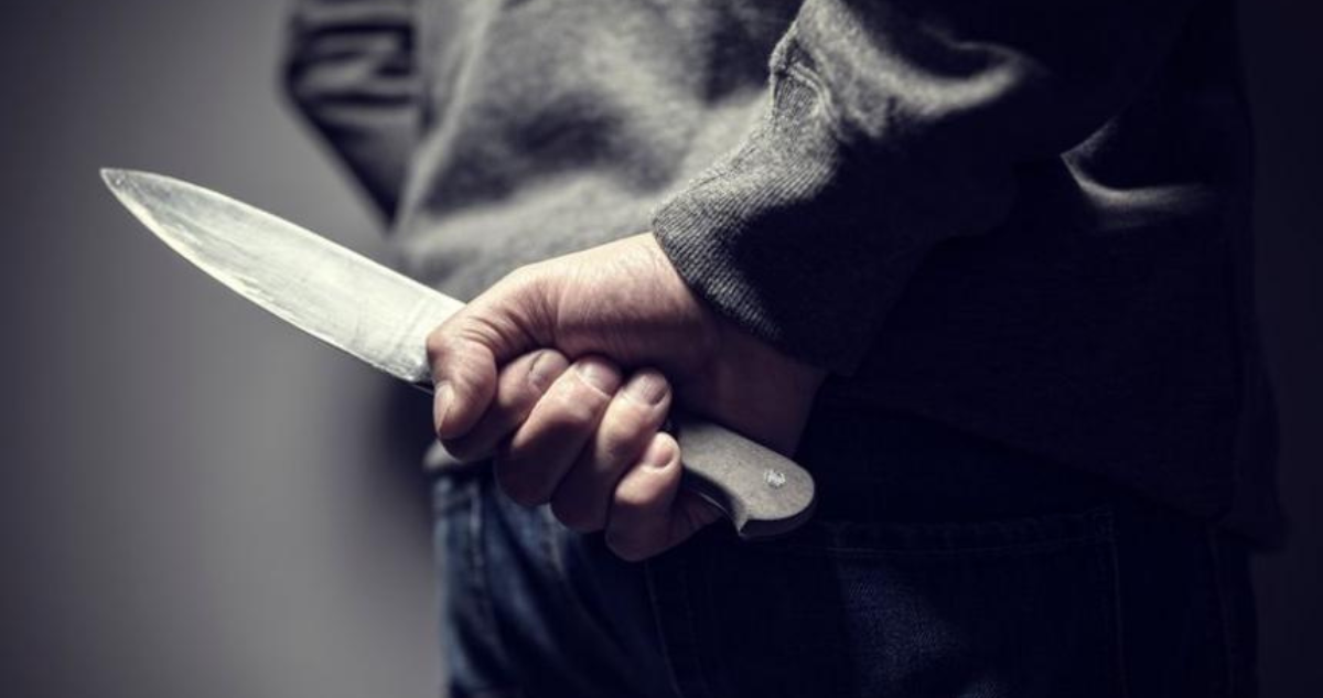 Mujer apuñala en el corazón a su pareja al interior de vivienda: hombre permanece en riesgo vital