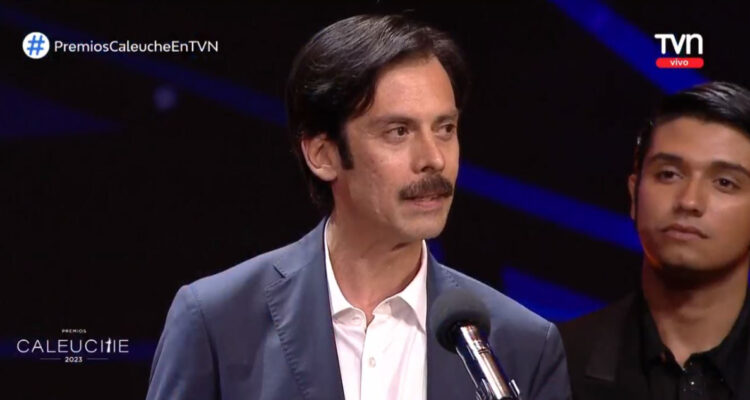 Nestor Cantillana en el escenario de los Premios Caleuche. Ahí, transparentó el complicado estado de salud de su madre.