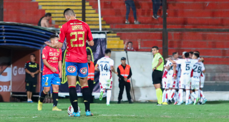 Ñublense derrotó por la cuenta mínima a Unión Española en el estadio Santa Laura.
