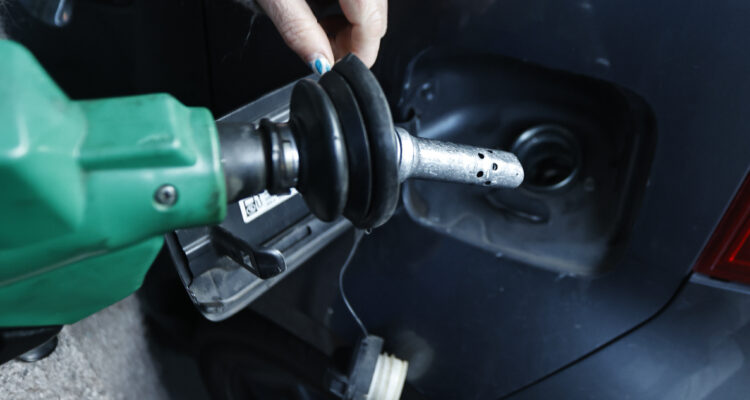 Hasta 28 pesos por litro reportan nueva e importante caída en el precio de todas las bencinas