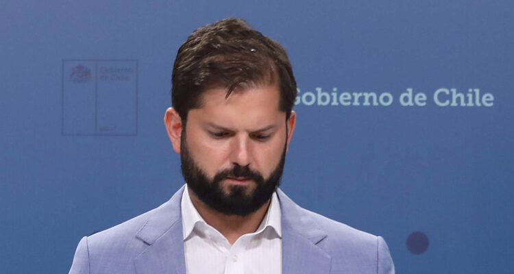 Foto contexto Boric y decisión DGA de eliminar Unidad de Glaciología