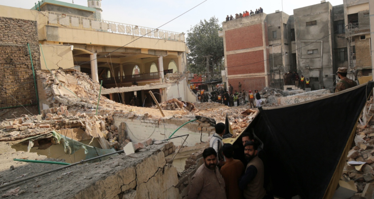 Los escombros dejados por la explosión en una mezquita del norte de Pakistán.