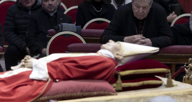 El cuerpo de Benedicto XVI en la capilla ardiente.
