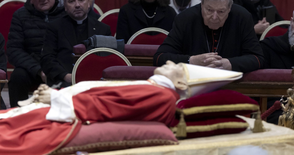 El cuerpo de Benedicto XVI en la capilla ardiente.