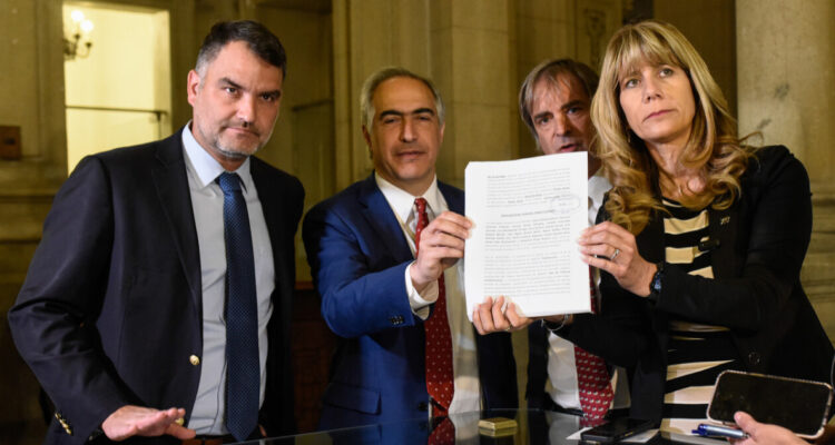 Senadores de oposición y Demócratas ingresan requerimiento al TC para que revise indultos