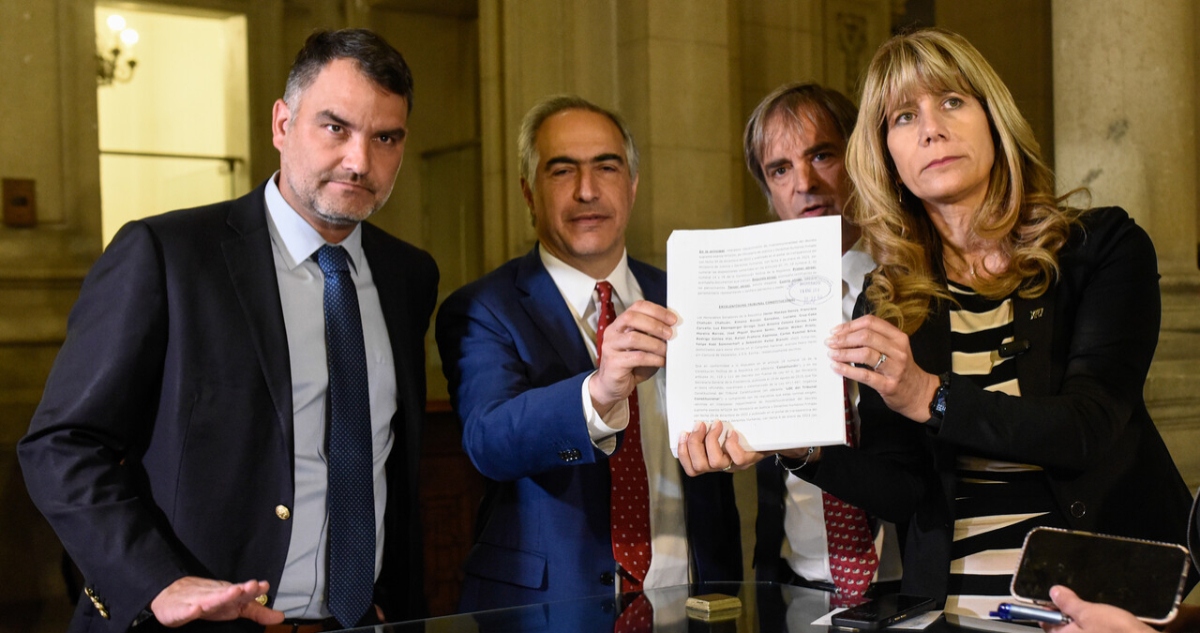 Senadores de oposición y Demócratas ingresan requerimiento al TC para que revise indultos
