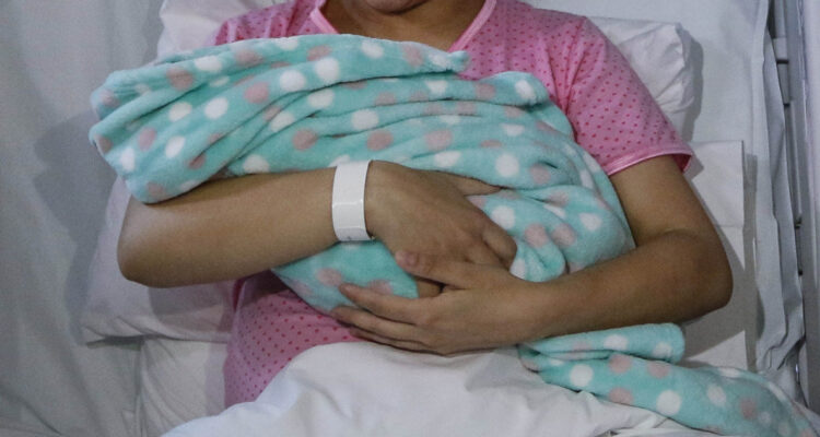 Región de Antofagasta lidera en partos de inmigrantes en el país según Minsal: llegó al 53% en 2022