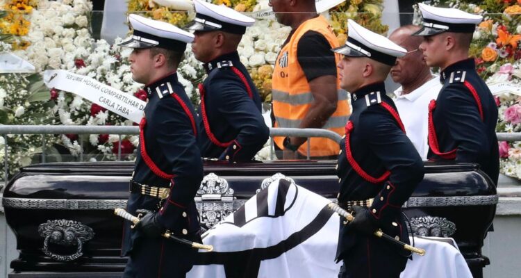 Un total de 230.000 aficionados se despiden de la leyenda del fútbol, Pelé