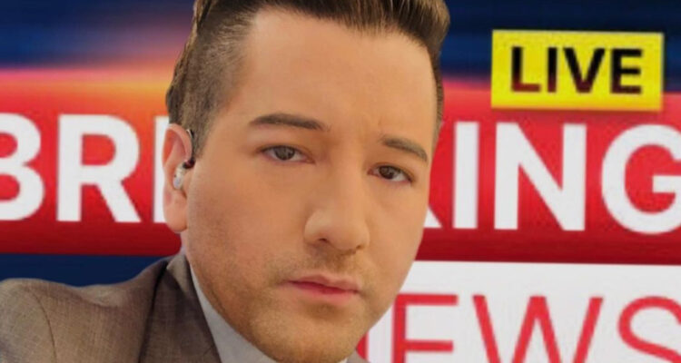 El periodista Javier Olivares mira serio a la cámara en el estudio donde trabaja.