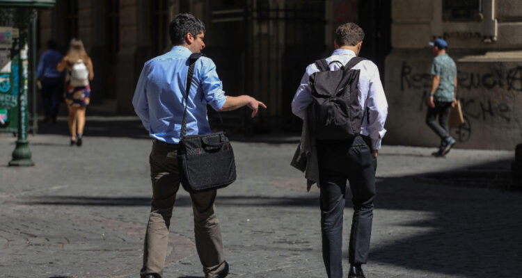 Casi 270 mil personas desocupadas en el Gran Santiago, promedio menor al de los últimos 20 años