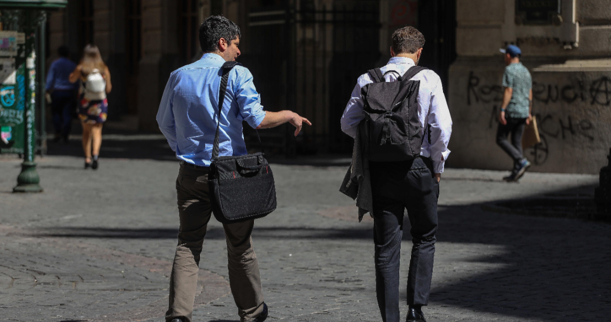 Casi 270 mil personas desocupadas en el Gran Santiago, promedio menor al de los últimos 20 años