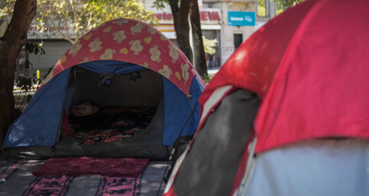 Más de 400 personas pernoctan en carpas en la Alameda, Santiago