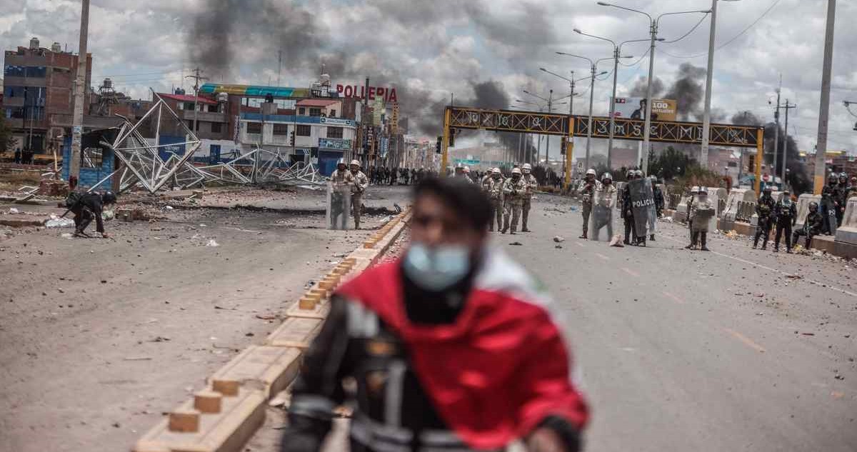 Enfrentamientos entre manifestantes y la policía en Juliaca, Perú.
