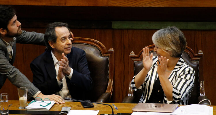 El diputado Diego Ibáñez (i), el subsecretario Christian Larraín (c) y la ministra Jeannette Jara (d), durante la Sesión de la Cámara de Diputados, que analiza modificaciones al proyecto que regula la Pensión Garantizada Universal.