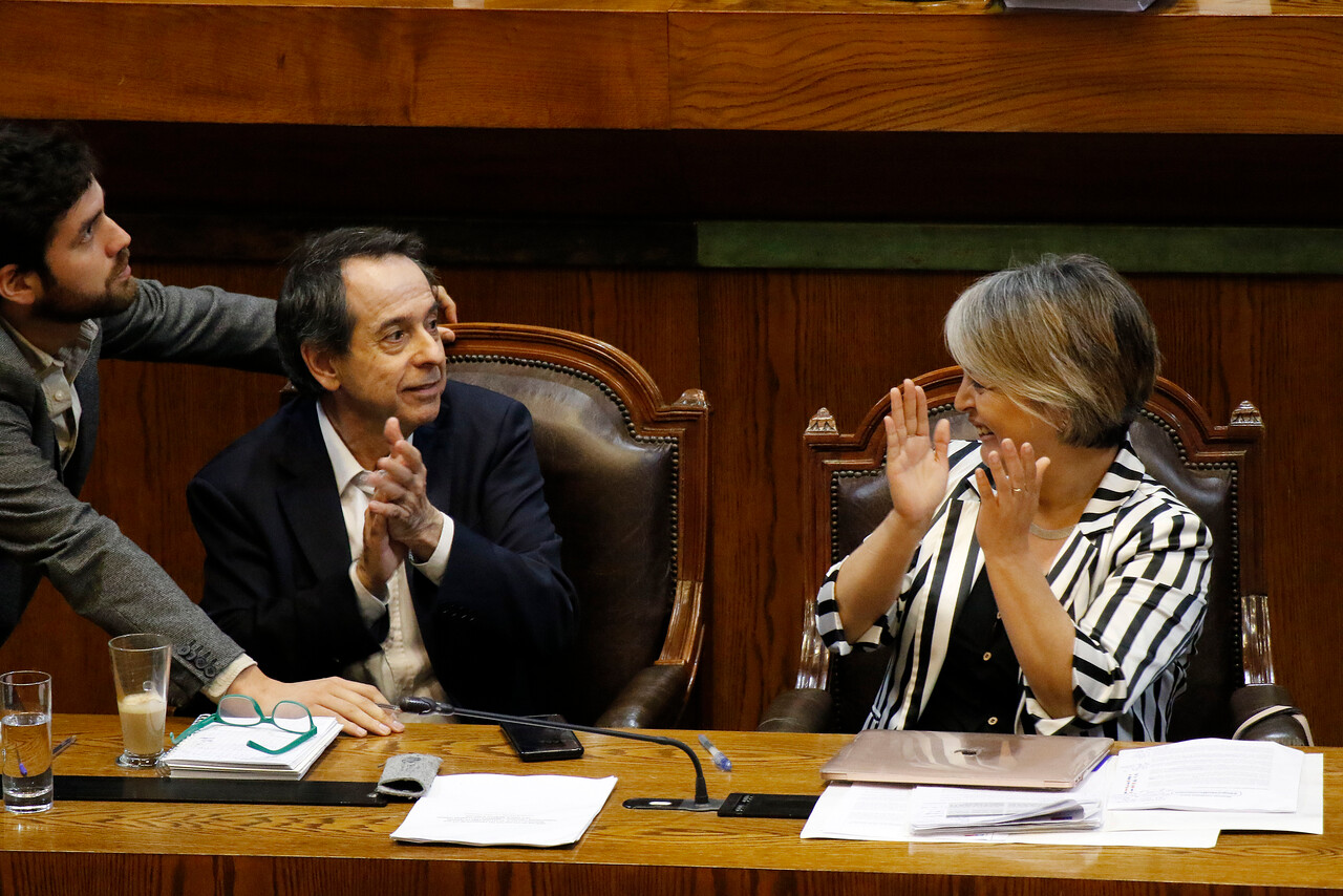 El diputado Diego Ibáñez (i), el subsecretario Christian Larraín (c) y la ministra Jeannette Jara (d), durante la Sesión de la Cámara de Diputados, que analiza modificaciones al proyecto que regula la Pensión Garantizada Universal.