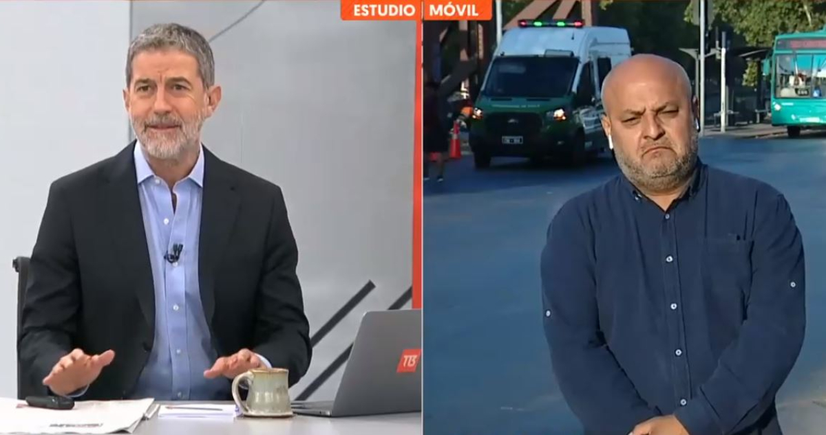Polo Ramírez y el periodista Miguel Acuña durante su despacho en el noticiario de Canal 13.