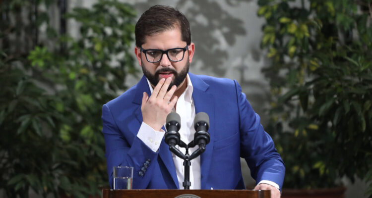 Boric respalda a ministra Urrejola y afirma que polémica debe “resolverse al interior de Cancillería”