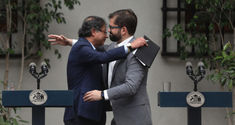 Petro pide defender democracia en La Moneda: “Hoy también quisieran algunos que aquí cayeran bombas”