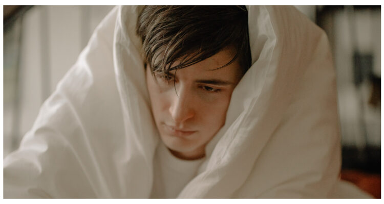 De contexto: persona enferma cubierta con una manta