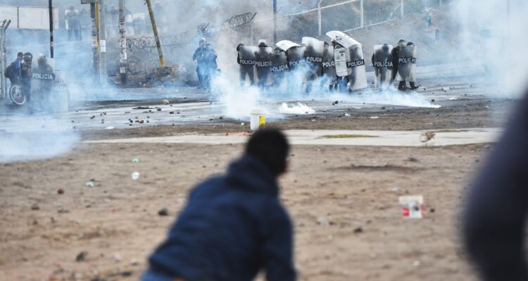 Reportan que ya son 62 los muertos en Perú en medio de protestas que tienen en vilo al gobierno