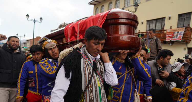 Decenas de personas acompañan el funeral de Remo Candia Guevara, dirigente de la comunidad campesina Urinsaya Ccollana, quién murió este miércoles durante enfrentamientos con la policía durante unas manifestaciones.