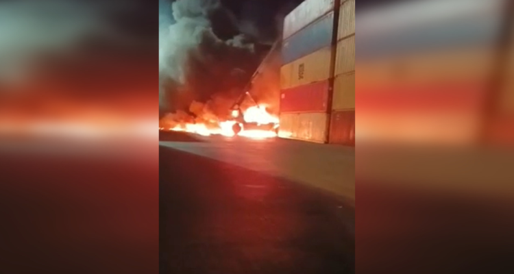 Grúa elevadora se incendia en el Puerto de Coronel y provoca enorme columna de humo
