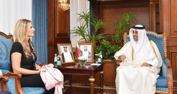 Ali bin Samikh Al Marri, ministro de Trabajo de Catar, habla con Eva Kaili en una reunión en Catar el 31 de octubre de 2022. La eurodiputada griega está en el centro de la investigación por el caso de corrupción en el que está implicados varios eurodiputados y asistentes parlamentarios.