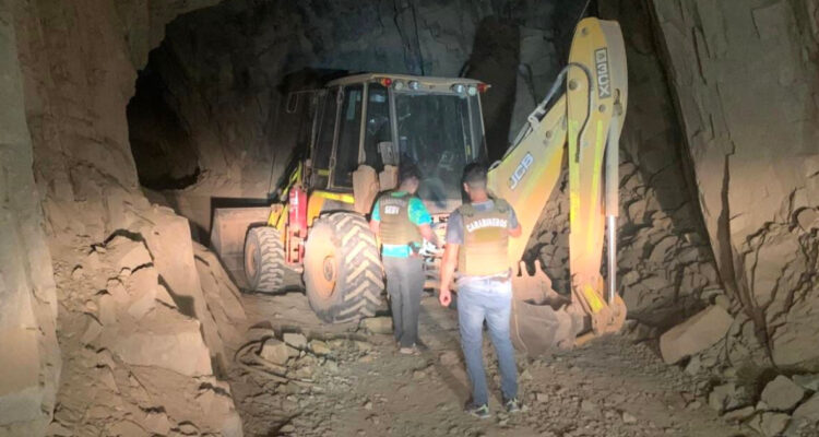 Hallan retroexcavadora robada al interior de mina abandonada en Tierra Amarilla