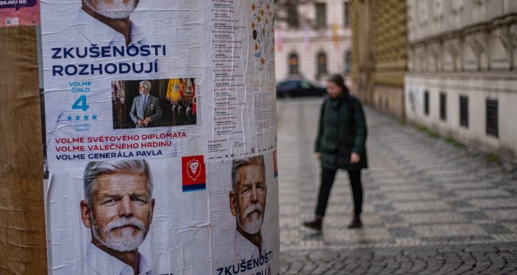 Pancartas de los candidatos a las elecciones checas.