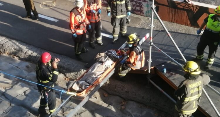 Rescatan a hombre que habría sido lanzado al lecho del río Mapocho