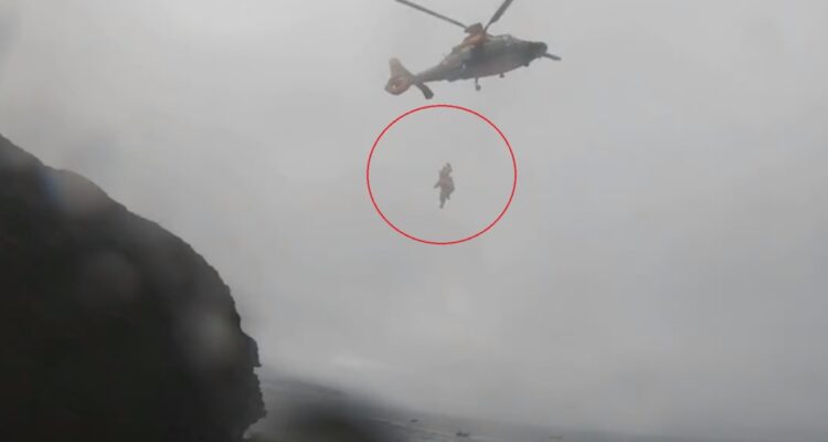 Rescate de tripulantes en caleta cóndor