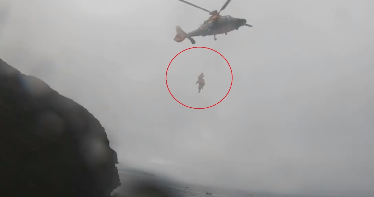 Rescate de tripulantes en caleta cóndor