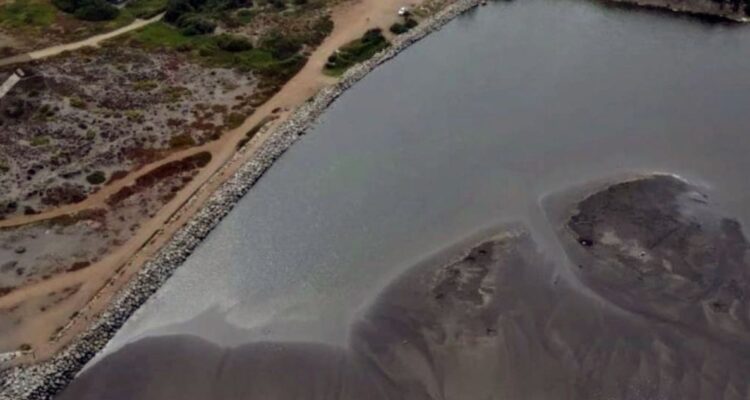 Río Maipo deja de desembocar en el mar: autoridades exigen medidas concretas ante extracción