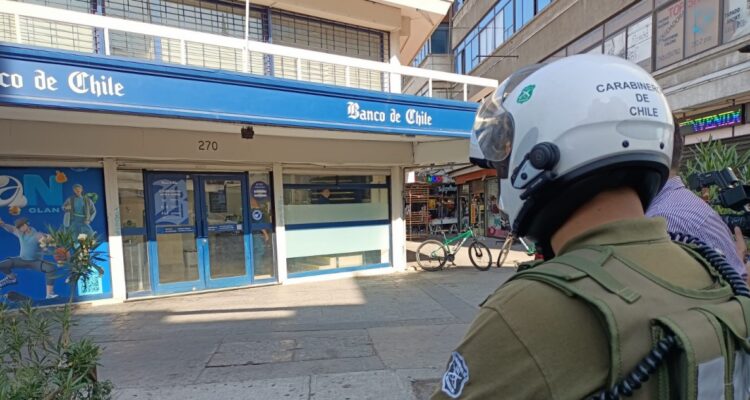 Motochorros roban $3 millones a cliente que esperaba apertura de banco en Recoleta