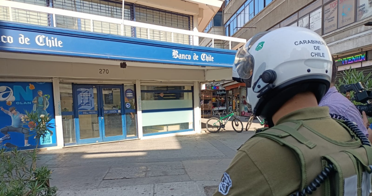 Motochorros roban $3 millones a cliente que esperaba apertura de banco en Recoleta
