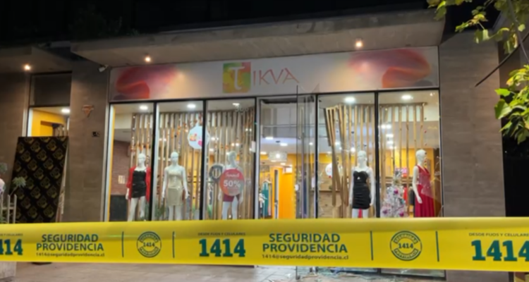 Cuatro detenidos tras robo en tienda de ropa de Providencia: colisionaron a móvil de Radio Bío Bío