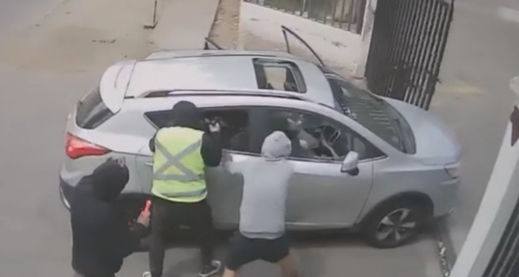Delincuentes roban $16 millones en Renca: video muestra forcejeo con víctimas