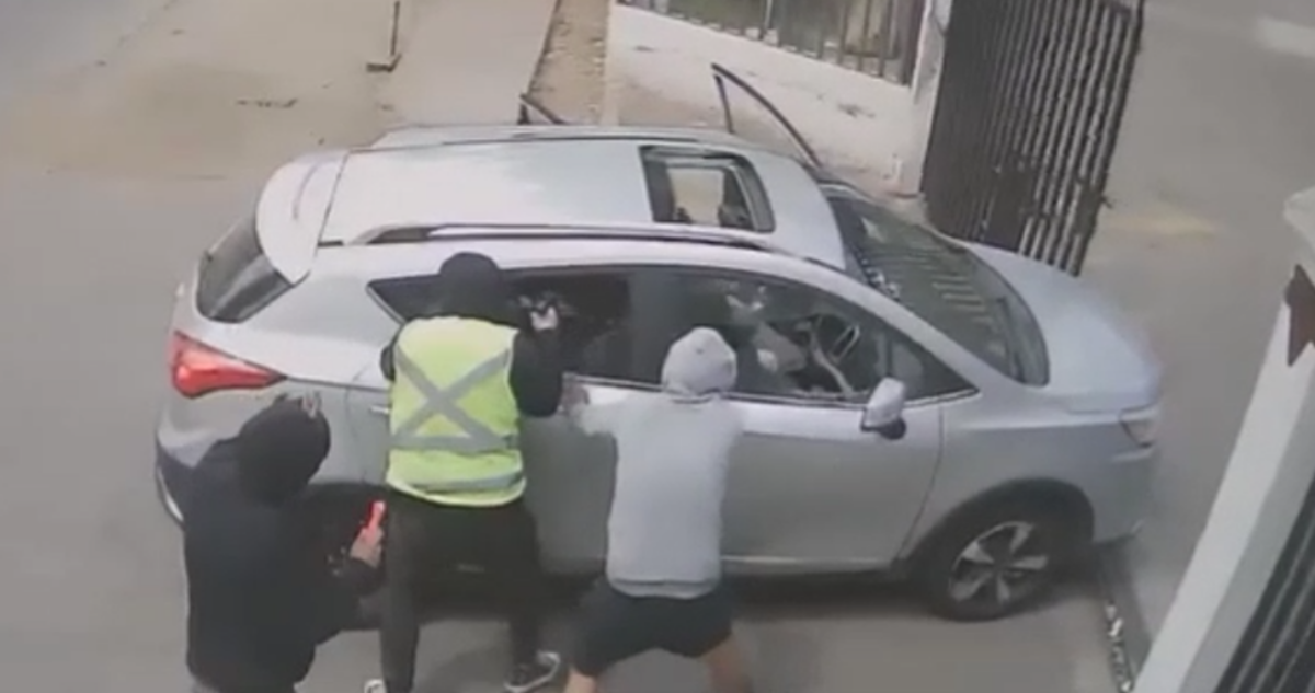 Delincuentes roban $16 millones en Renca: video muestra forcejeo con víctimas
