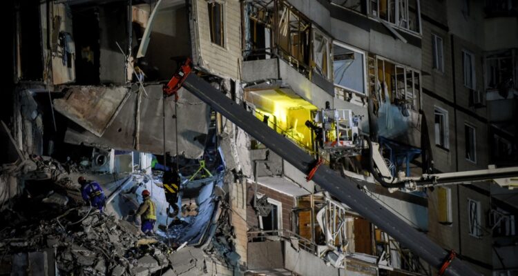 Bomberos buscan sobrevivientes entre los escombros.