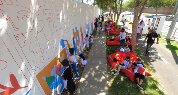 Banco Santander presenta nuevo edificio corporativo en Las Condes con intervención artística