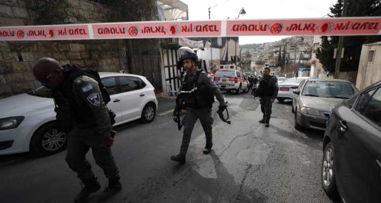Policía israelí cerca la zona del ataque.