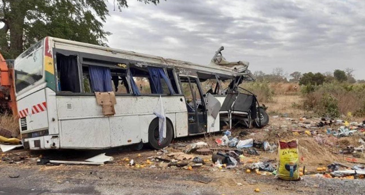 El bus, dañado tras el accidente.