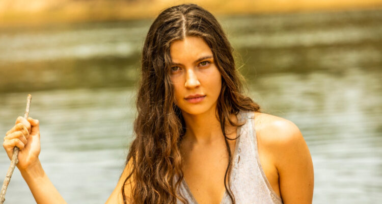 La protagonista de Pantanal, posa en medio de un lago seria.