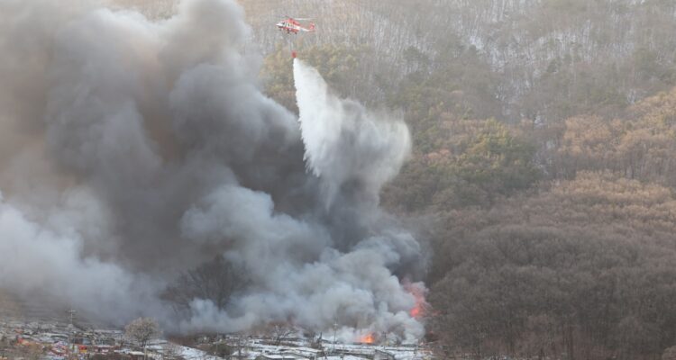 Bomberos combaten el incendio en la periferia de Seúl.