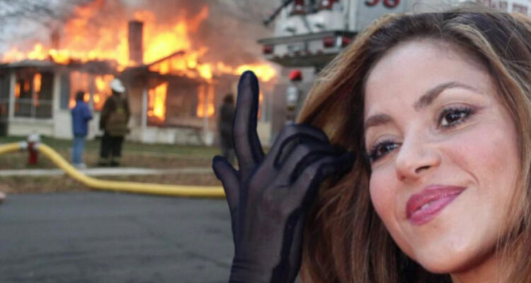 Shakira en uno de los memes que salió de su canción. En este, aparece sonriendo cuando a su espalda se ve una casa en llamas.