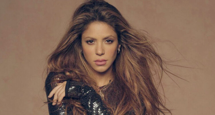 Shakira posa mirando seria a la cámara. La cantante compartió en Instagram partes de una nota que la defiende de las críticas que tuvo su canción.